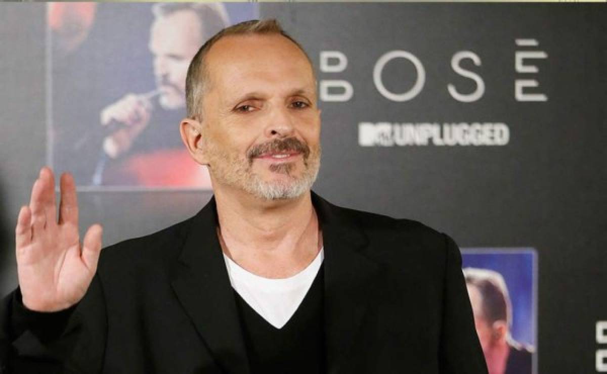 Para detener a un extorsionador, Miguel Bosé muestra el rostro de sus hijos por primera vez