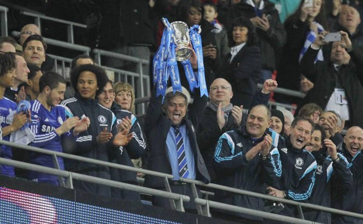 Mourinho se siente 'como un niño' con su primer título desde 2012