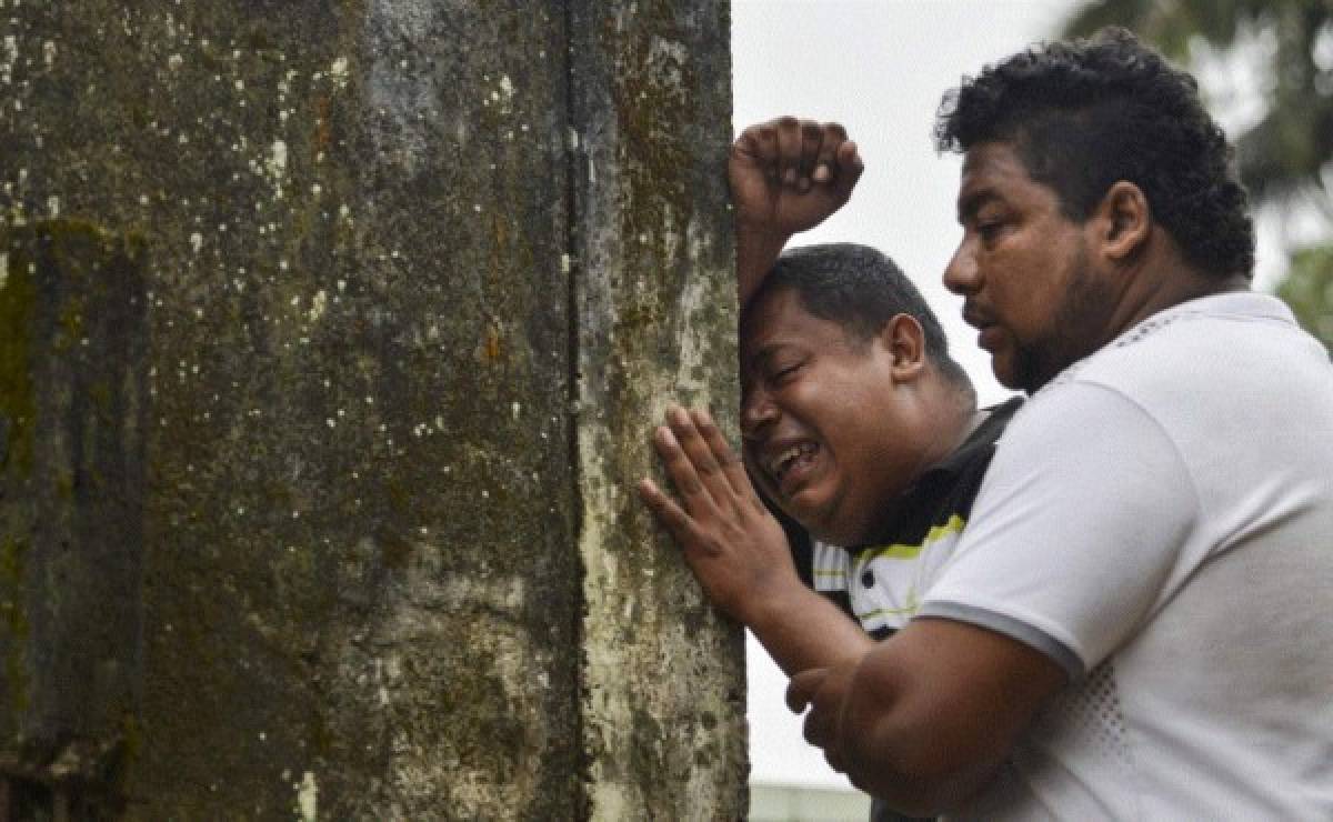Desgarro y recuerdos en cementerios de la devastada Mocoa en Colombia