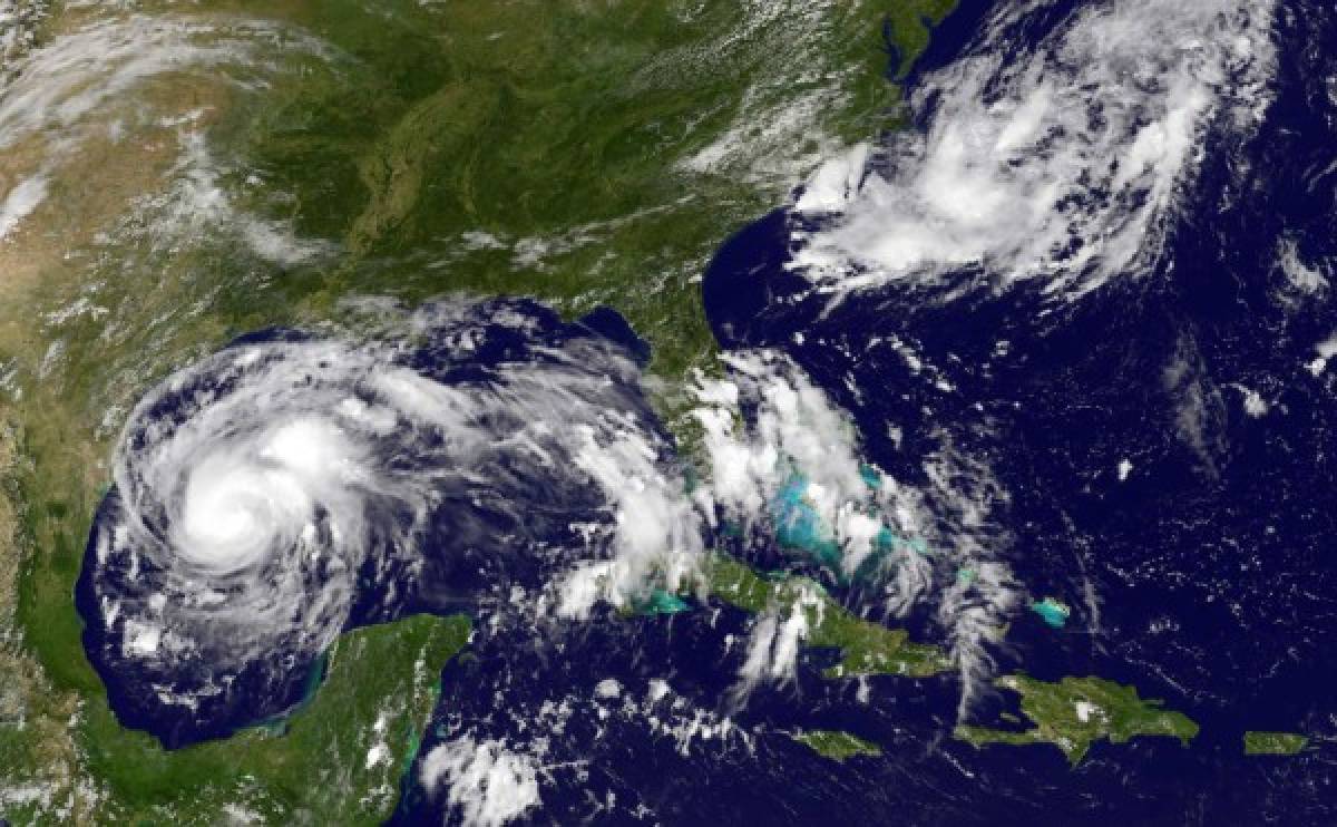 Texas inicia primeras evacuaciones ante llegada de huracán Harvey