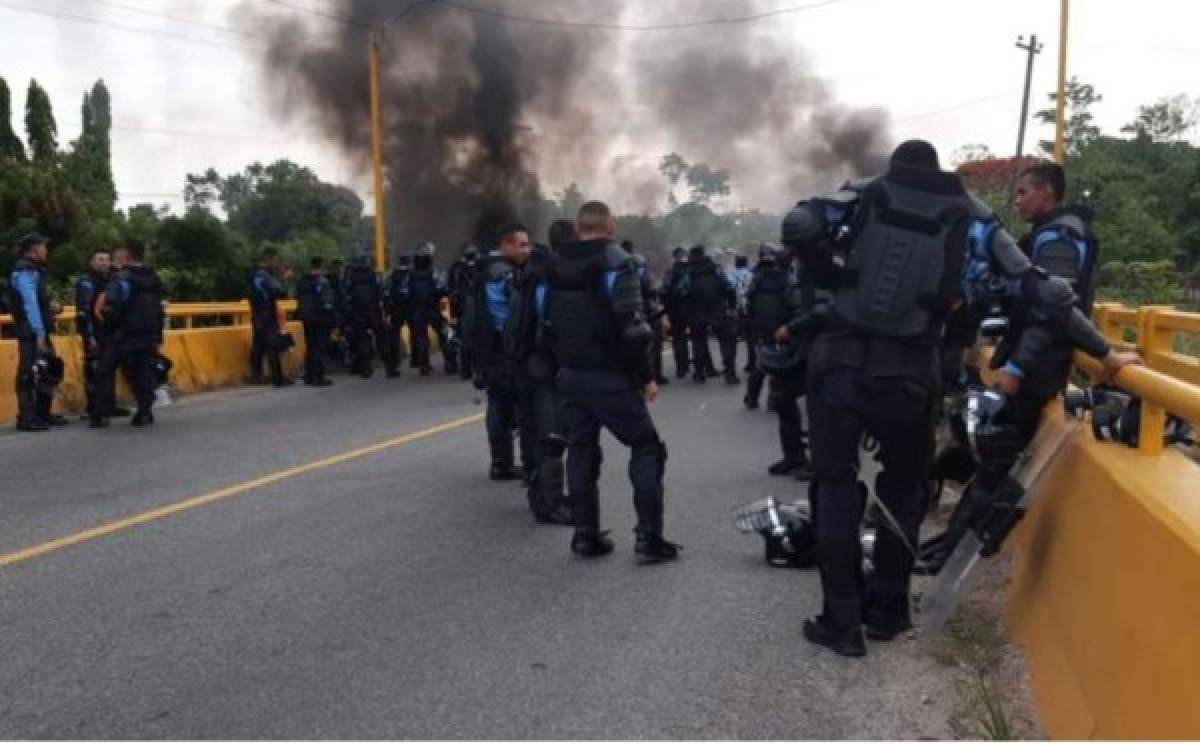 Manifestantes bloquean la carretera que de El Progreso conduce a Tela