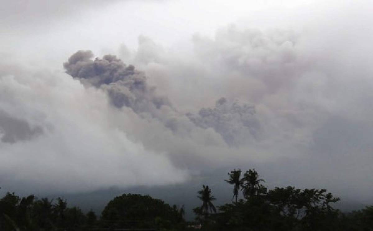Se registra erupción en Filipinas; residentes son evacuados