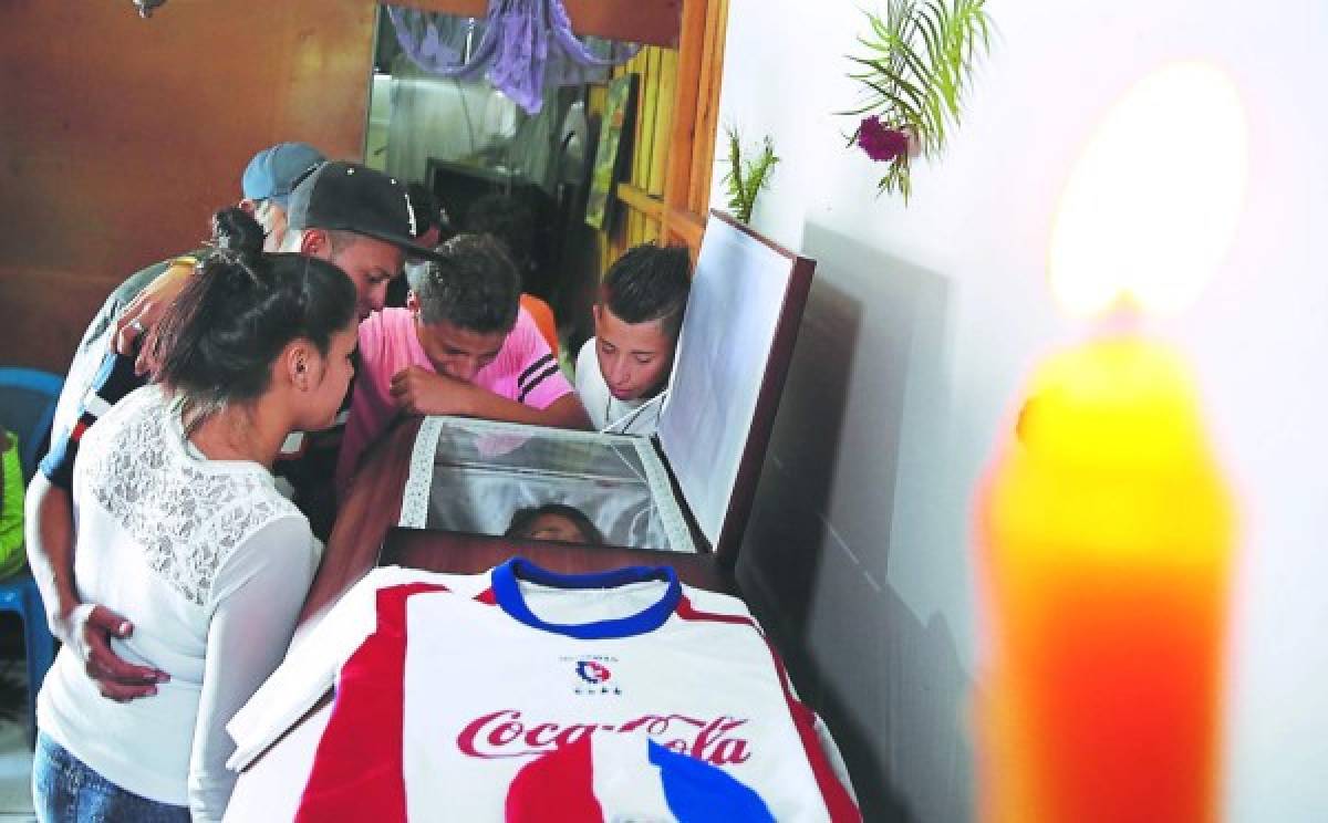 Con dolor despiden a jovencita muerta durante disturbios en Tegucigalpa