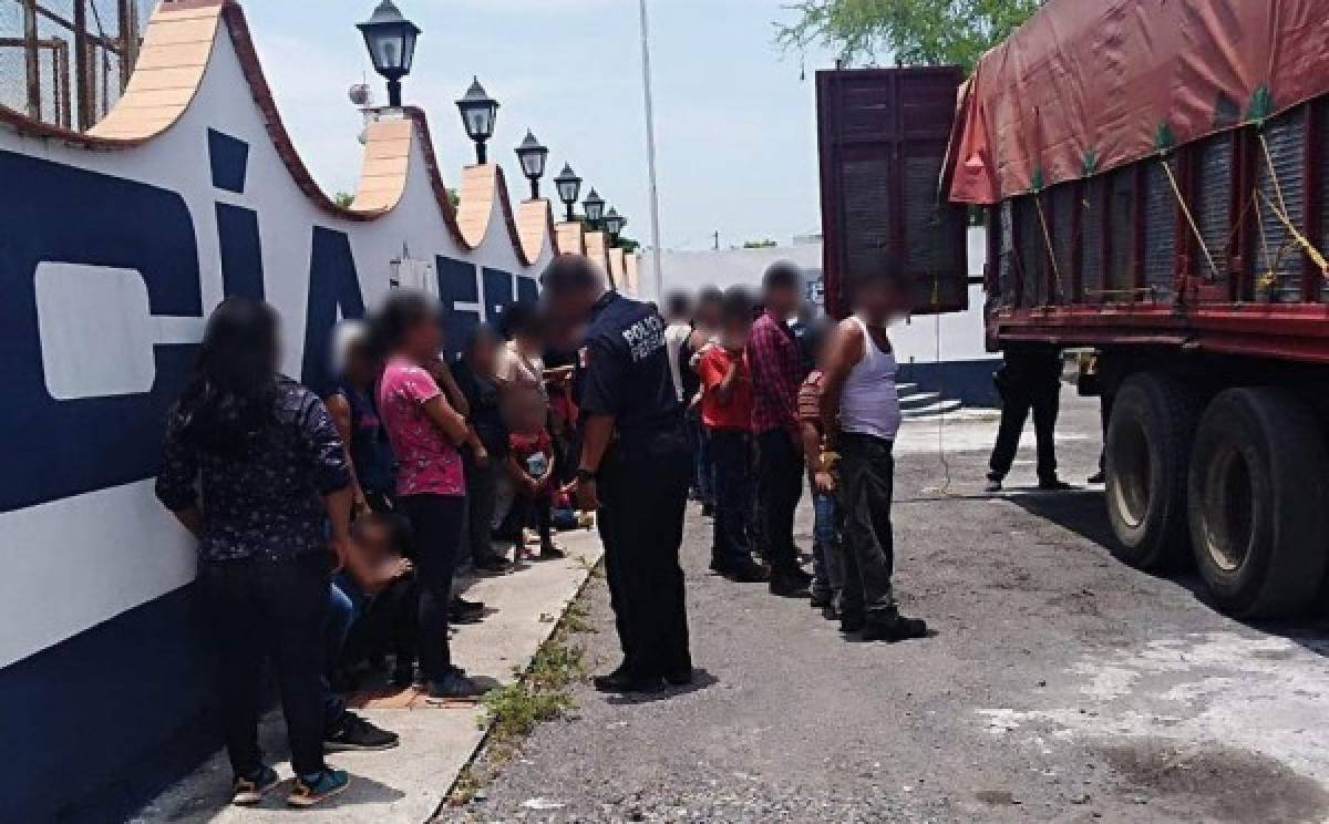 Rescatan en México a migrantes centroamericanos abandonados en un camión