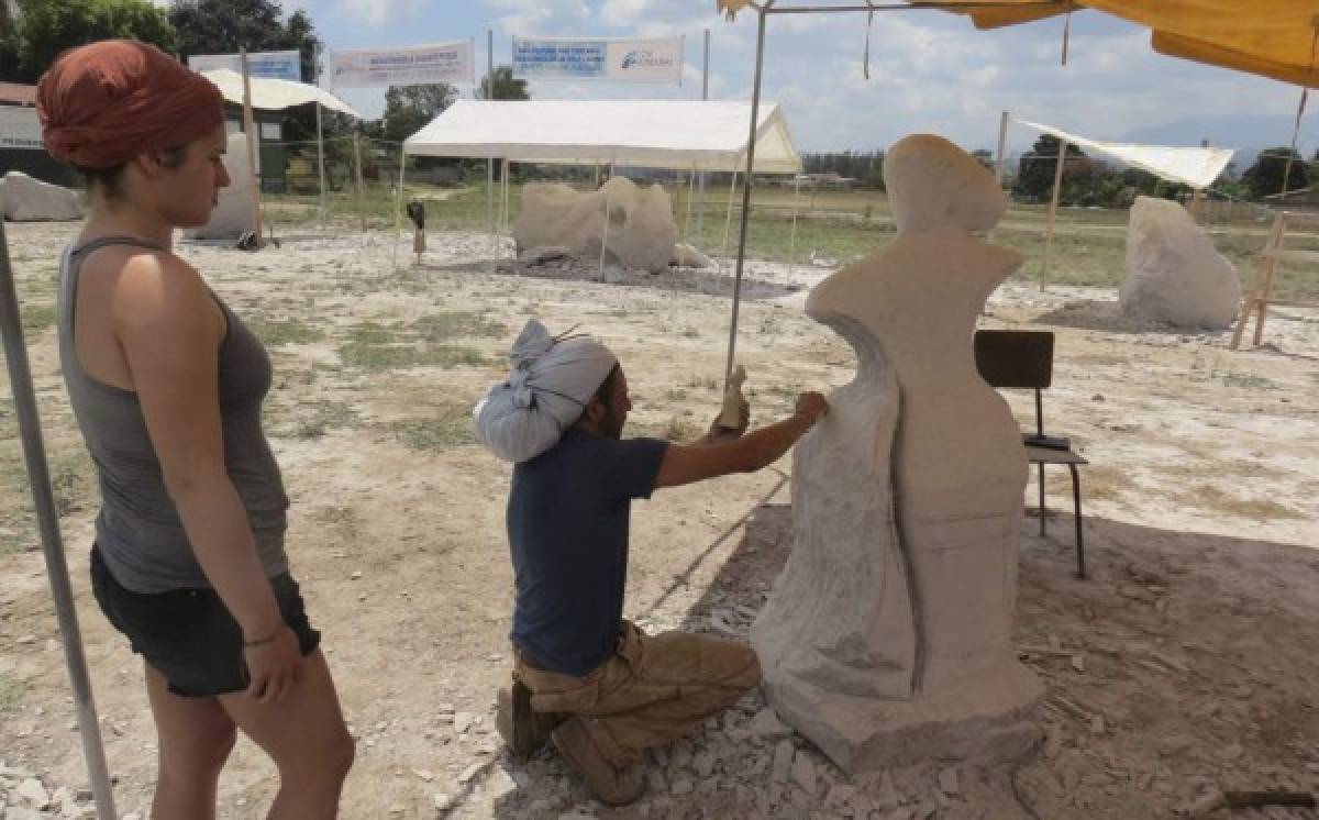 Dedicados escultores plasman su inspiración sobre piedras