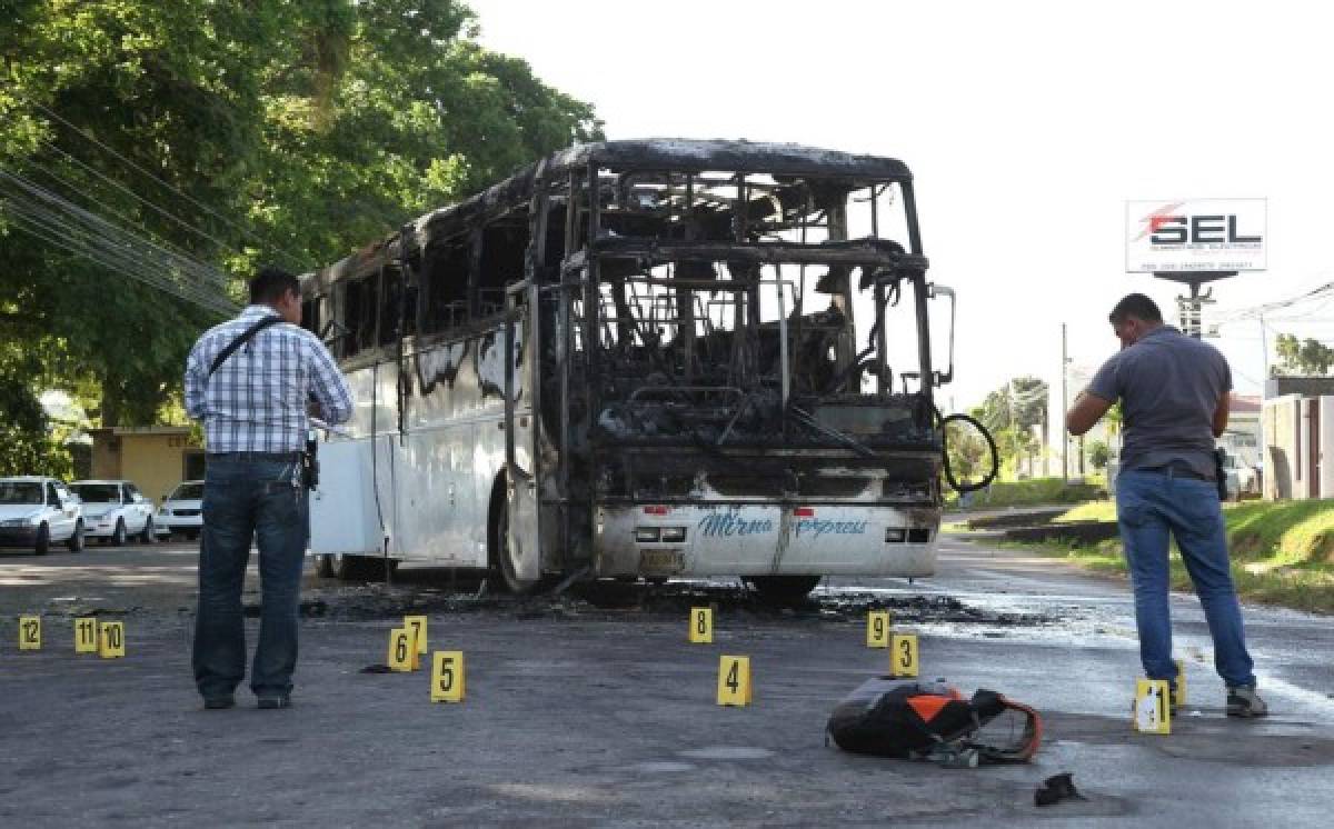 El pánico y el horror se apoderaron de pasajeros que iban a bordo de este bus que fue tiroteado e incendiado por desconocidos (Foto: El Heraldo Honduras/ Noticias de Honduras)