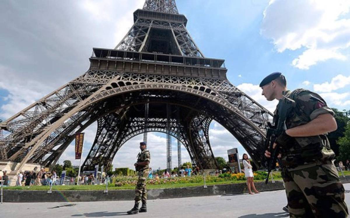 Francia está 'en guerra' y atacará al EI 'para destruirlo'