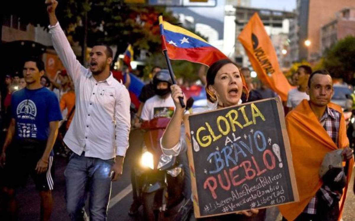 Oposición venezolana aumenta presión por referendo y prueba poder de convocatoria