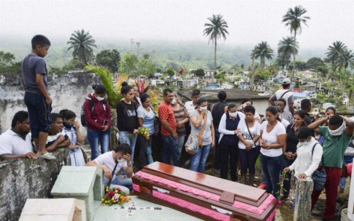 Desgarro y recuerdos en cementerios de la devastada Mocoa en Colombia