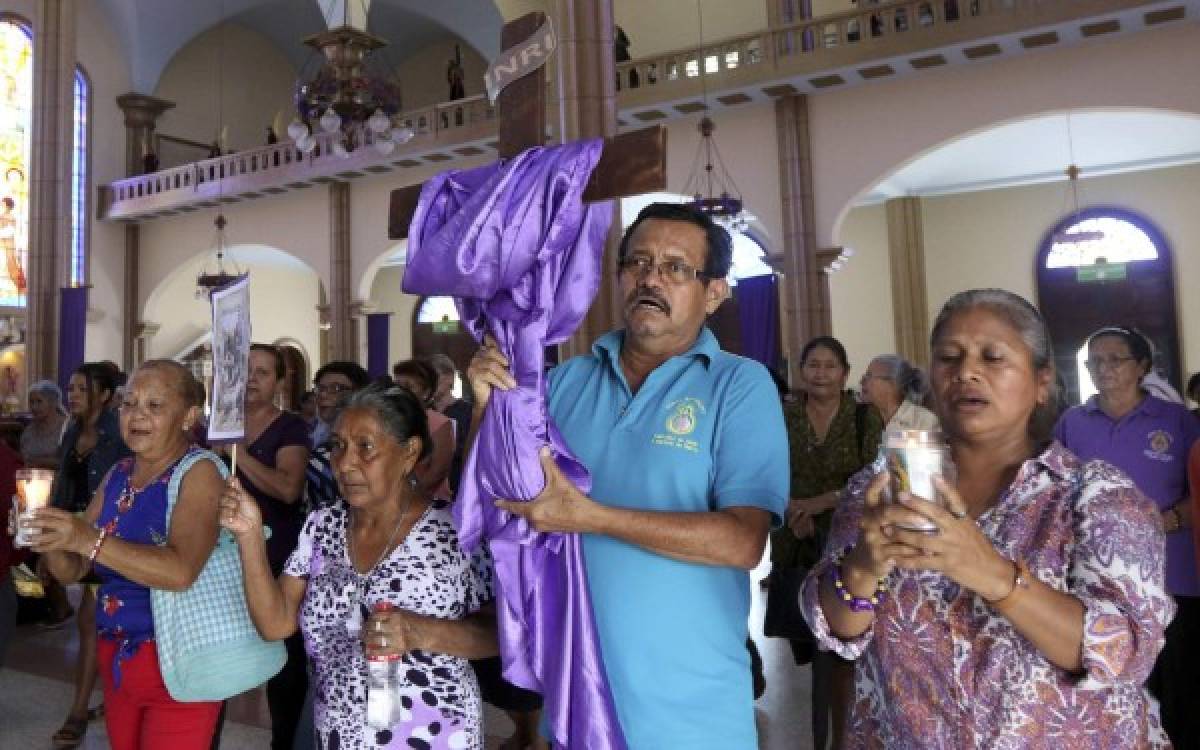 Los feligreses portan distintivos morados en esta Pascua.