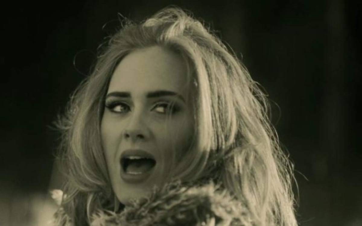 Adele llora al escuchar ‘Hello’ en la radio