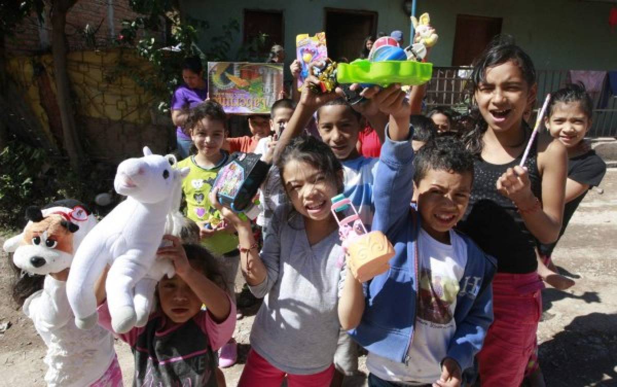 Intercambiamos juguetes por sonrisas infantiles en la aldea de Yaguacire