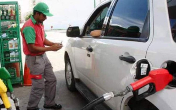 Gasolinas registrarán leves rebajas a partir del lunes