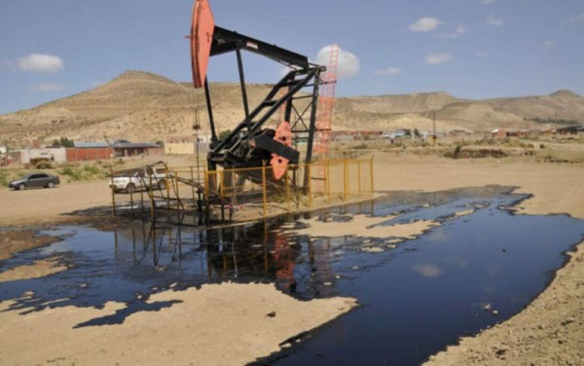 Petróleo termina en fuerte baja de USD 2.36 a 54.11 USD el barril en Nueva York