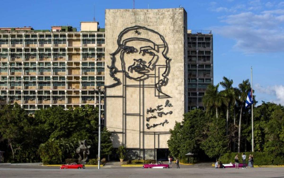 Masivo tributo a Fidel Castro en su amada plaza de la Revolución