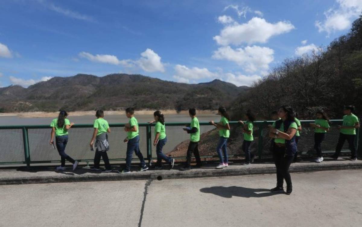 COACEHL lleva a niños ecologistas a conocer la represa La Concepción