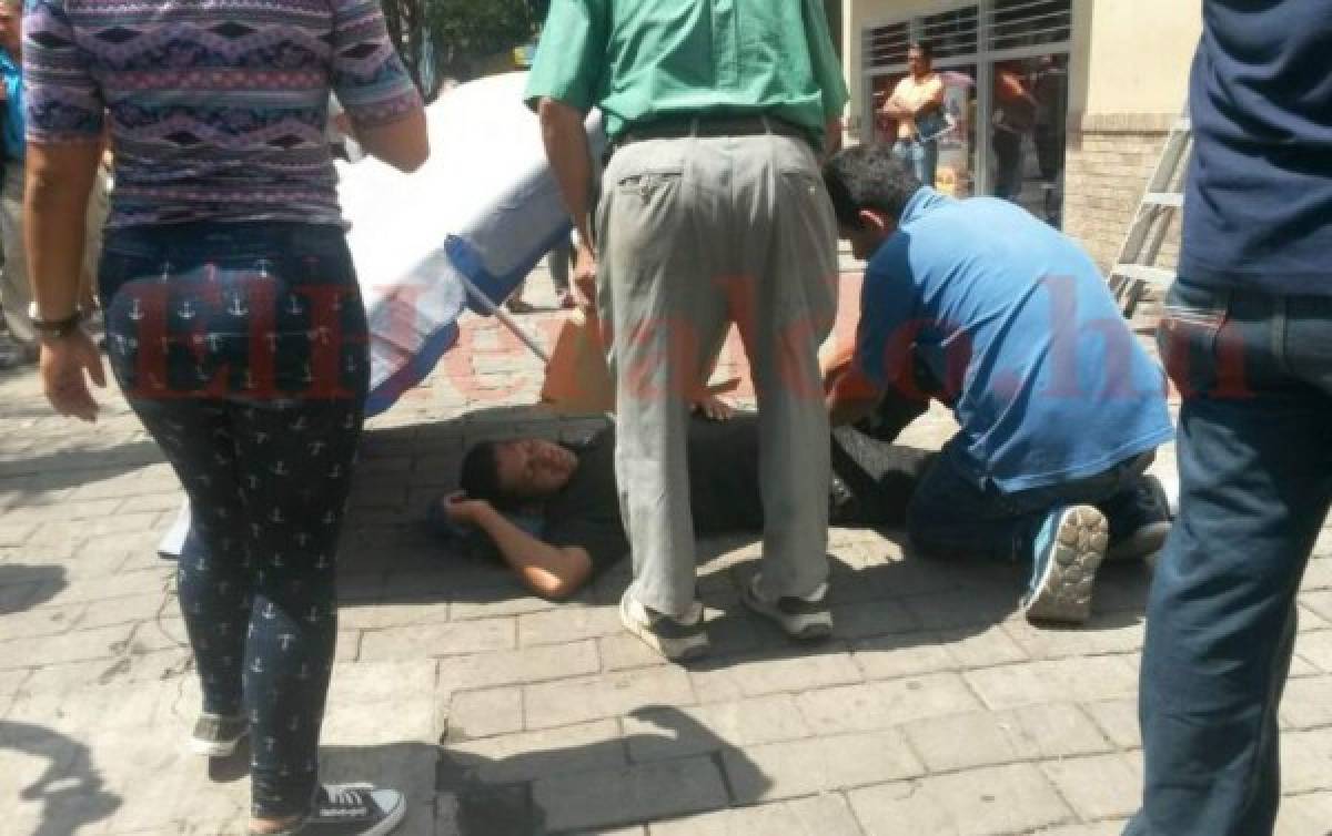 Obrero cae de un tercer piso en el parque central de Tegucigalpa