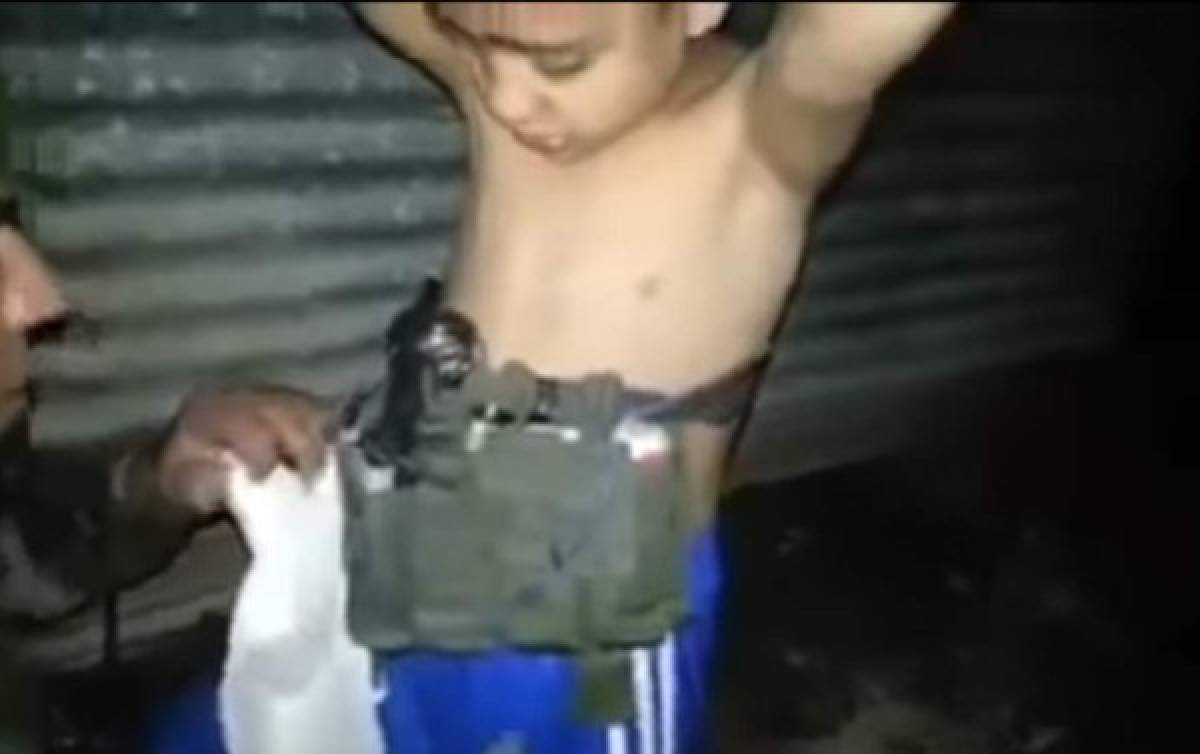 Video: Soldado iraquí logra desactivar explosivos del cuerpo de un niño suicida