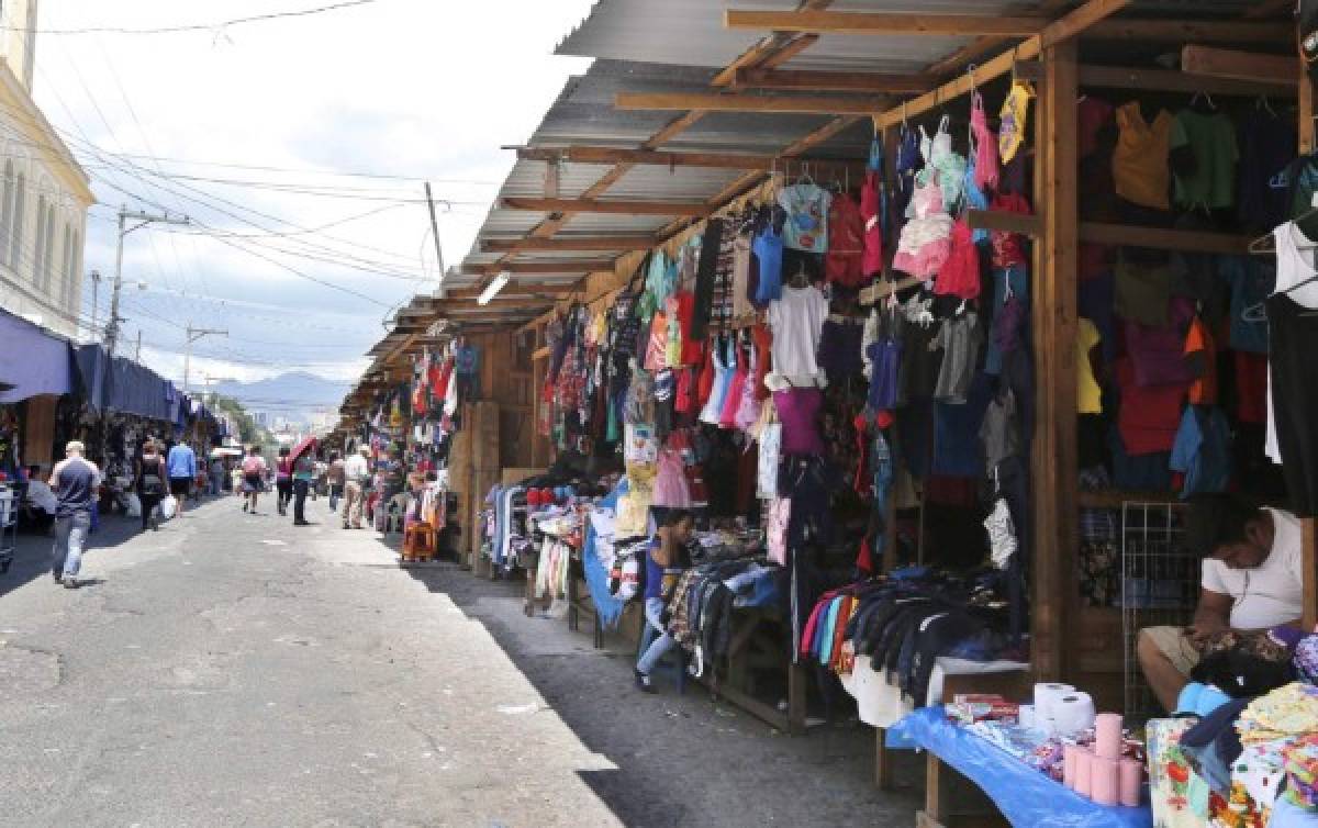 Vendedores abandonan puestos para invadir las calles y avenidas