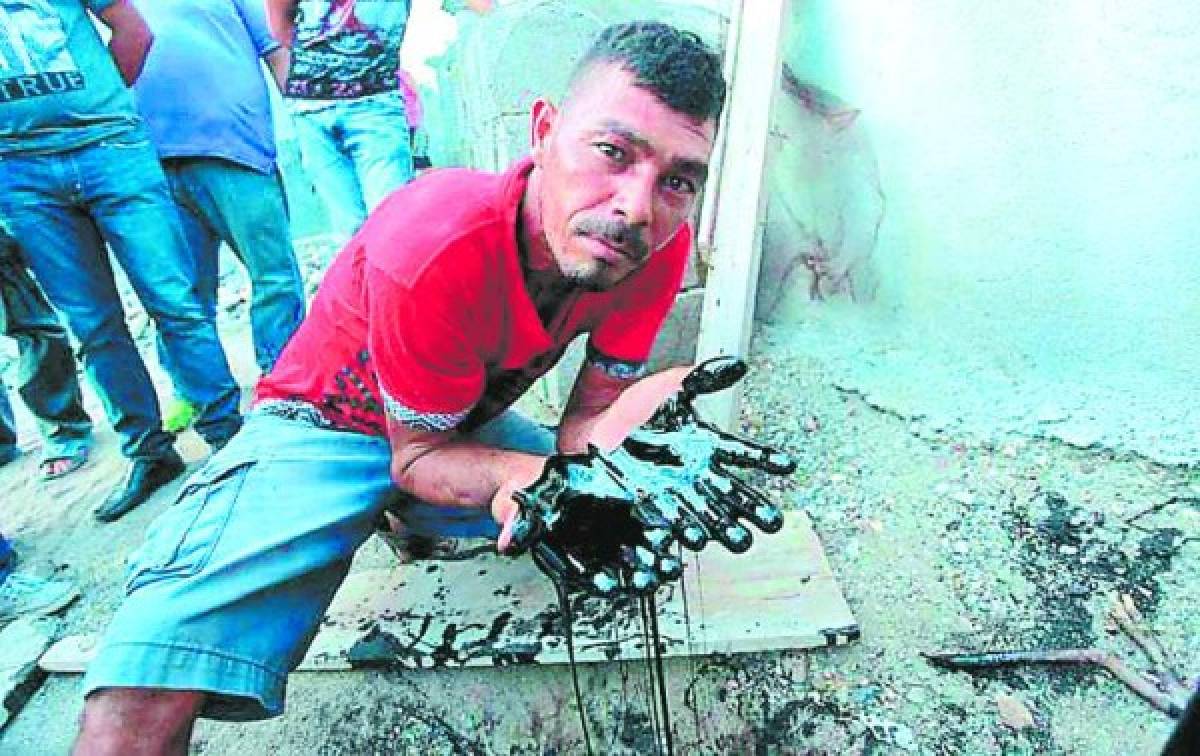 Alegría de pobre fue la que sintieron varios pobladores del sector de Urraco Pueblo en El Progreso, Yoro, al norte de Honduras, al creer que en un terreno propiedad de Benigno Manzanares habían encontrado petróleo.El pasado viernes 8 de agosto el señor procedió a hacer una perforación y para su sorpresa se encontró con un material líquido, espeso y que para rematar tenía olor a gasolina.Ante la duda, los expertos se apresuraron al lugar para hacer los estudios correspondientes y resultó que no era oro negro, sino más bien vestigios de aceite quemado. Lástima.