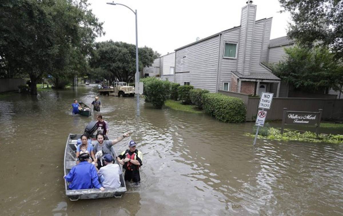 Autoridades reportan al menos 33 muertos por paso de devastador Harvey