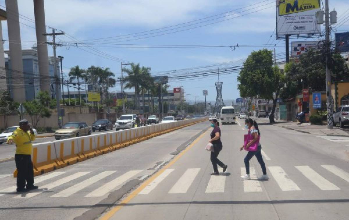 Sobre aceras destrozadas y obstáculos caminan peatones en la capital