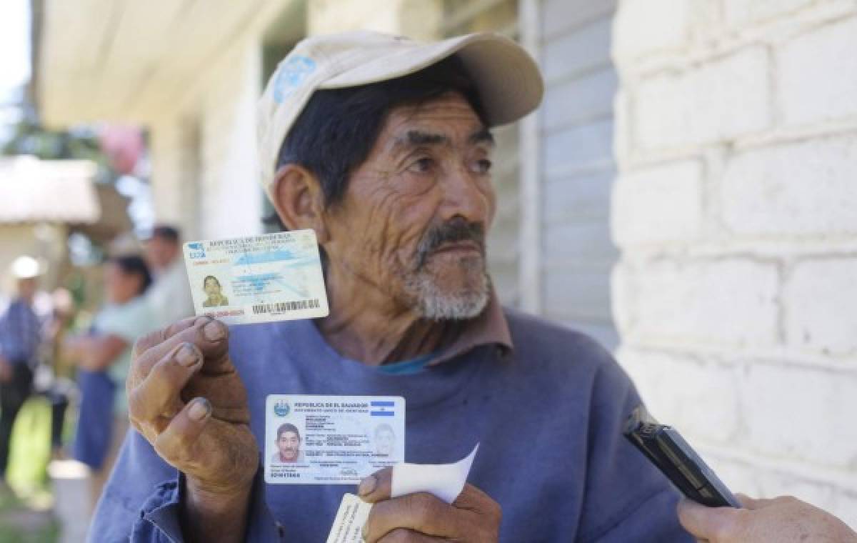Este ciudadano de los territorios delimitados muestra sus dos tarjetas de identidad: una hondureña y la otra salvadoreña.