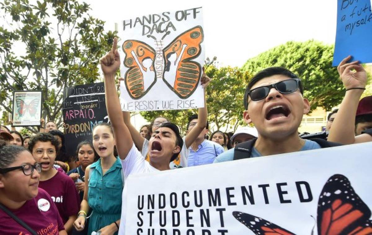 ¿Adiós 'Dreamers'? Trump presionado por amnistía migratoria a jóvenes
