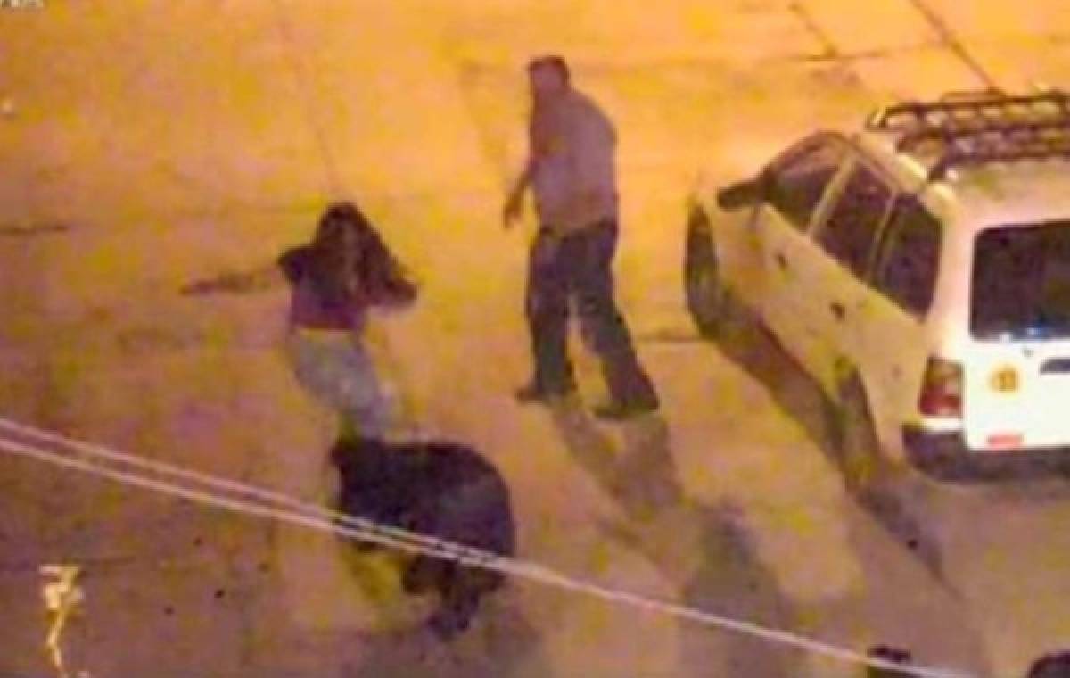 Video: Mujer golpea hasta el cansancio a un hombre que la enamoró en la calles