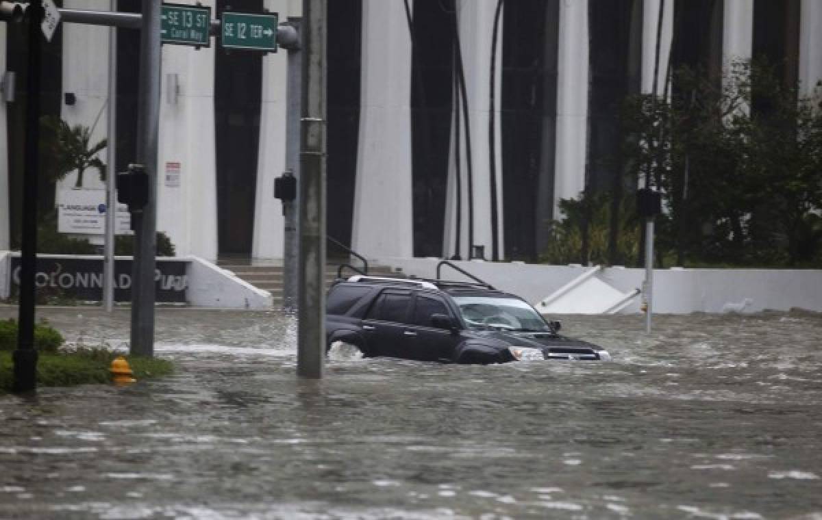 Huracán Irma descarga su furia y deja tres muertos en Florida