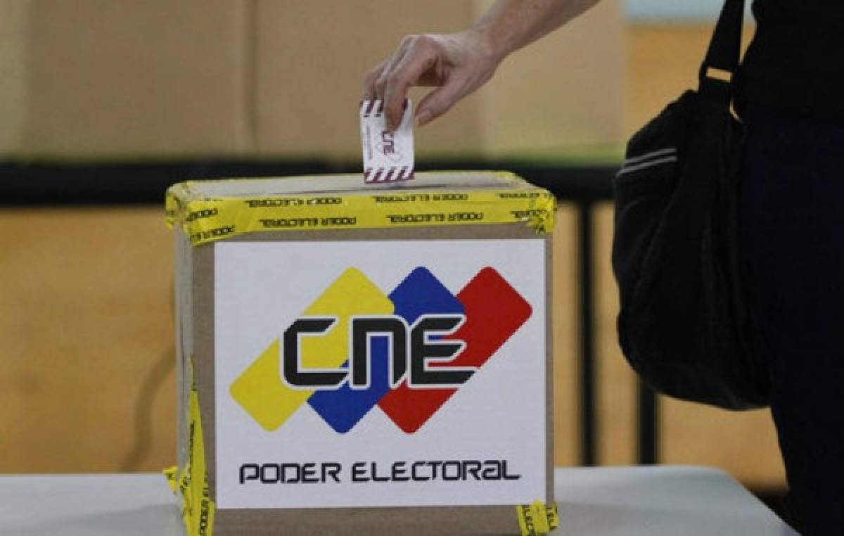 Chavismo alcanza 18 de 23 gobernaciones entre denuncias de irregularidades