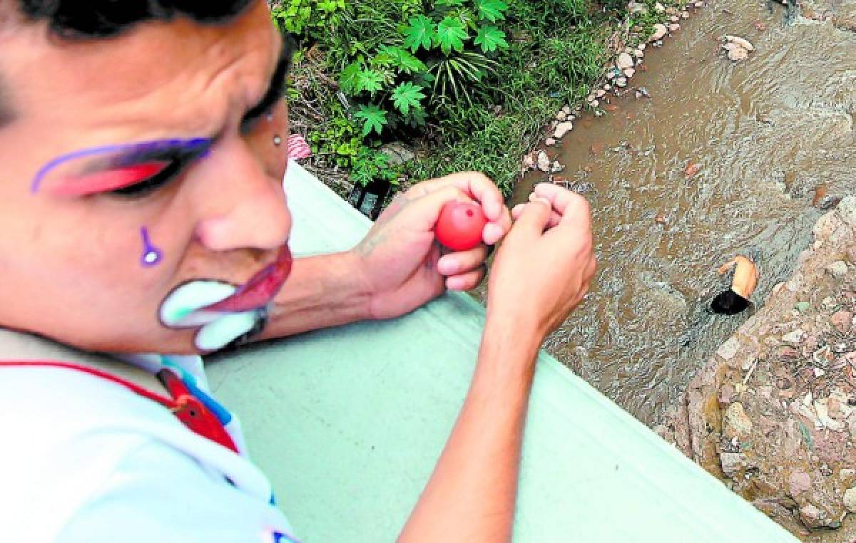 Quema su ropa junto a una Biblia y se lanza del puente El Guanacaste