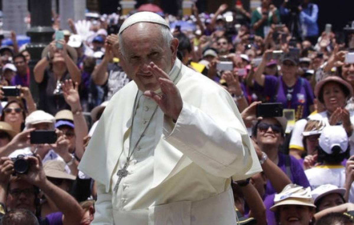Ausencia de condena por abusos sexuales opaca gira del papa Francisco