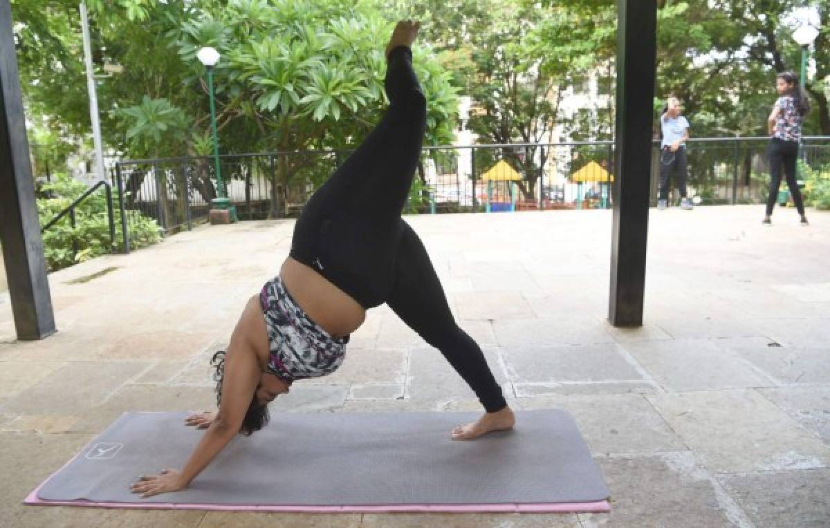 Una mujer india desafía los tópicos corporales con sus cursos de yoga en internet   