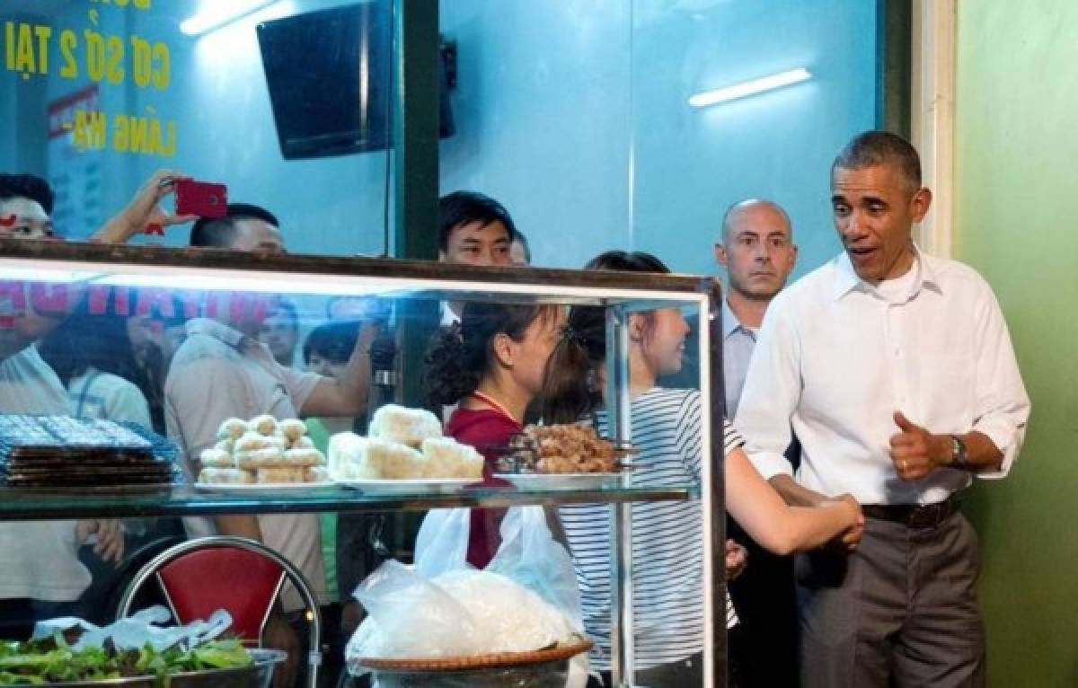 Obama cena por seis dólares con Anthony Bourdain en restaurante en Vietnam