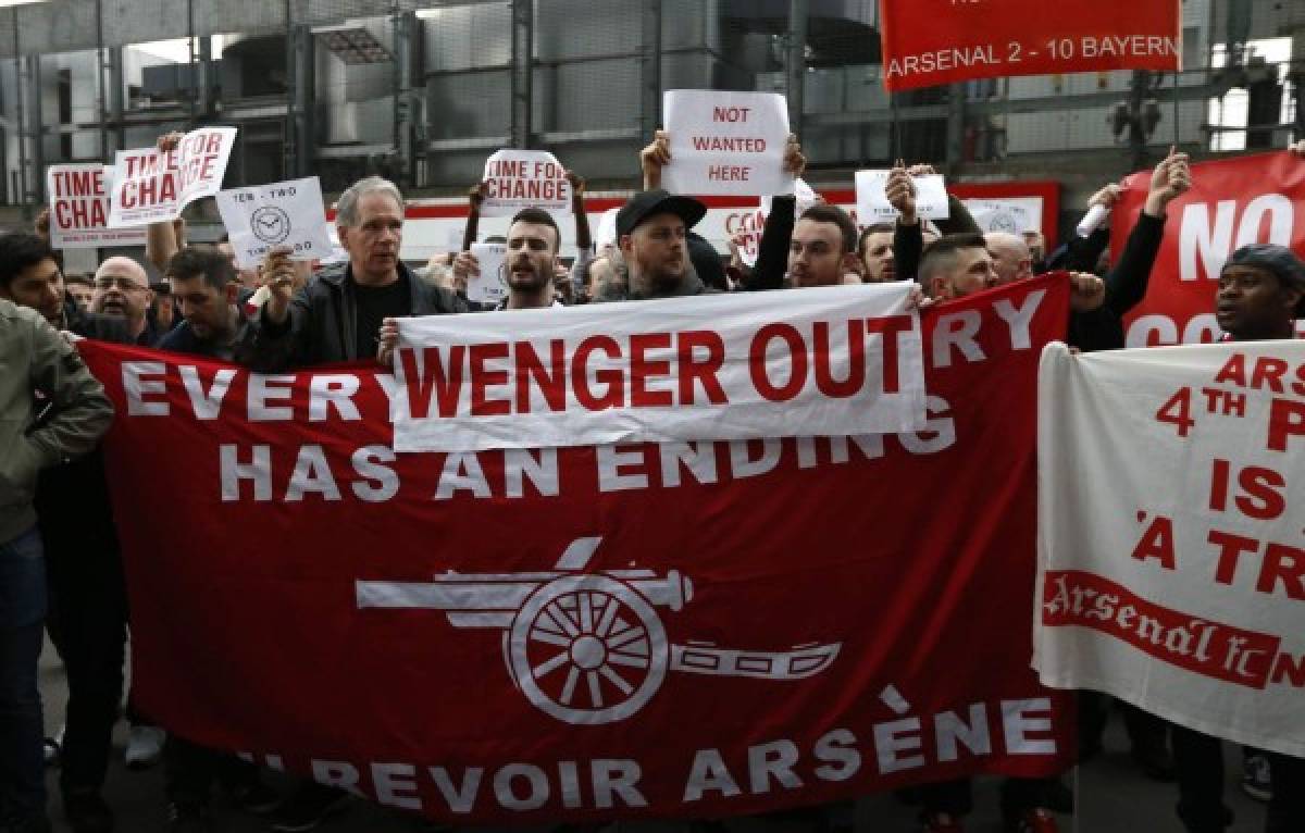 Protestas en las afueras del Emirates Stadium pidiendo la salida de Arsene Wenger (AFP)