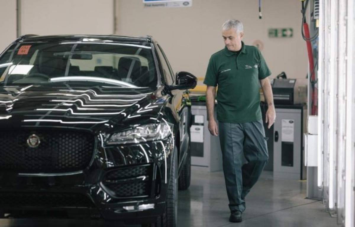 José Mourinho visitó la fábrica donde le construyen su especial Jaguar F-Pace