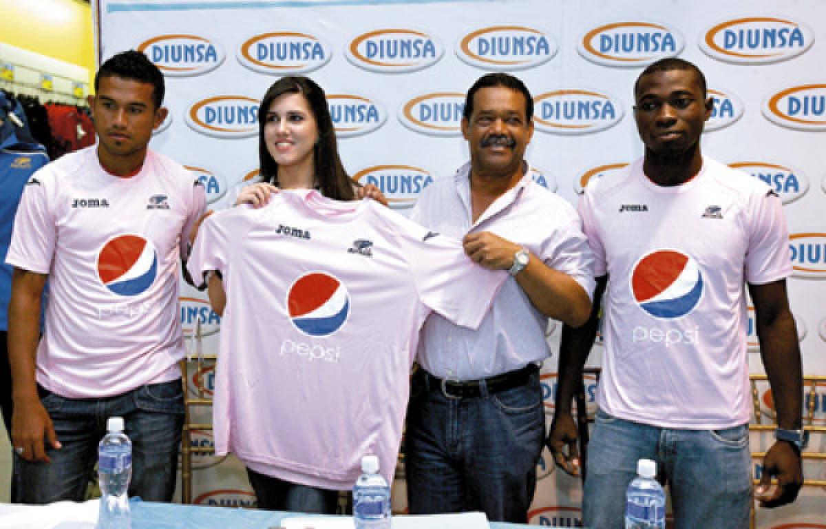 Motagua presenta su camisa rosada en apoyo a la lucha contra el cáncer de mama