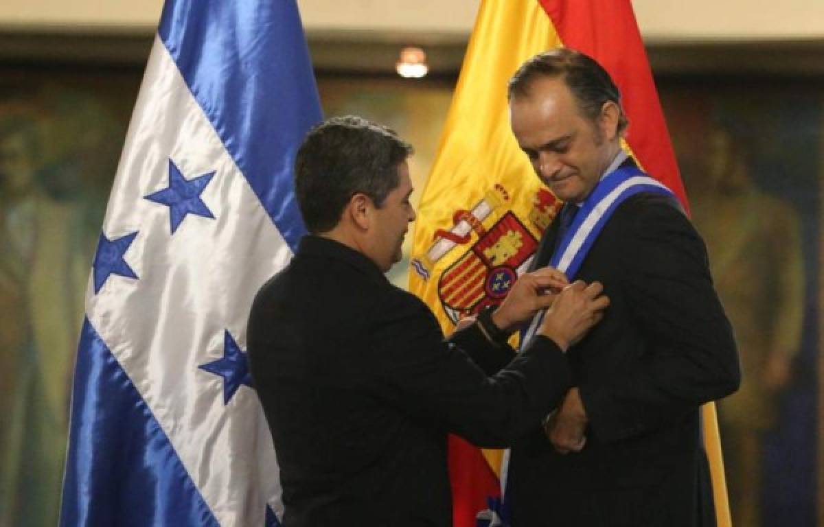 Condecoran al embajador de España con Orden Francisco Morazán en el grado Gran Cruz Placa de Plata 