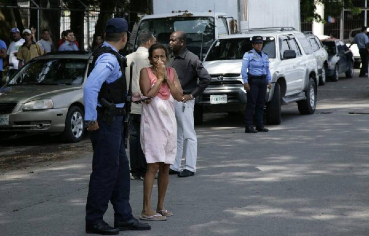 A la escena del lamentable hecho se trasladaron familiaras de las víctimas, quienes se mostraron consternadas.