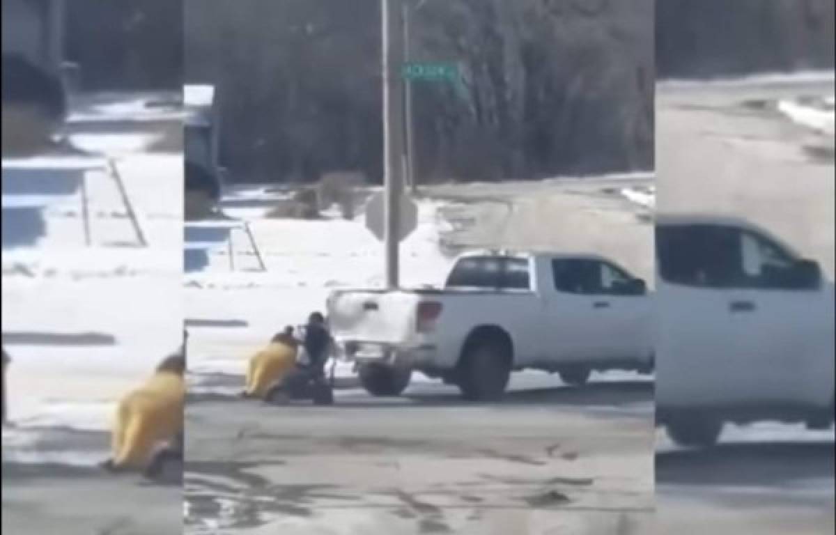 Mujer obesa es remolcada en su silla de ruedas por una camioneta