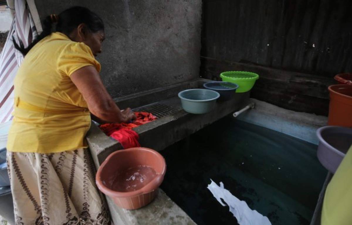 Inician distribución de agua en cisternas