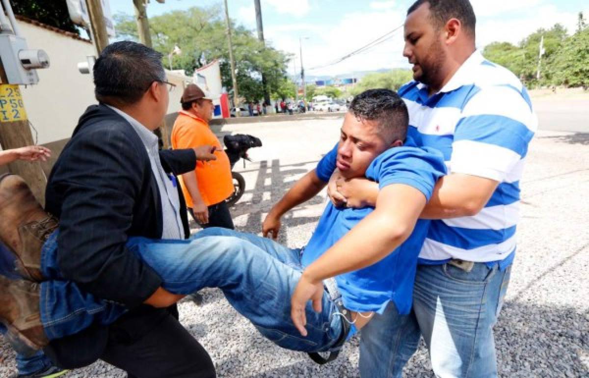 Chimbas, palos, piedras y hondas caseras en protesta frente a la UNAH