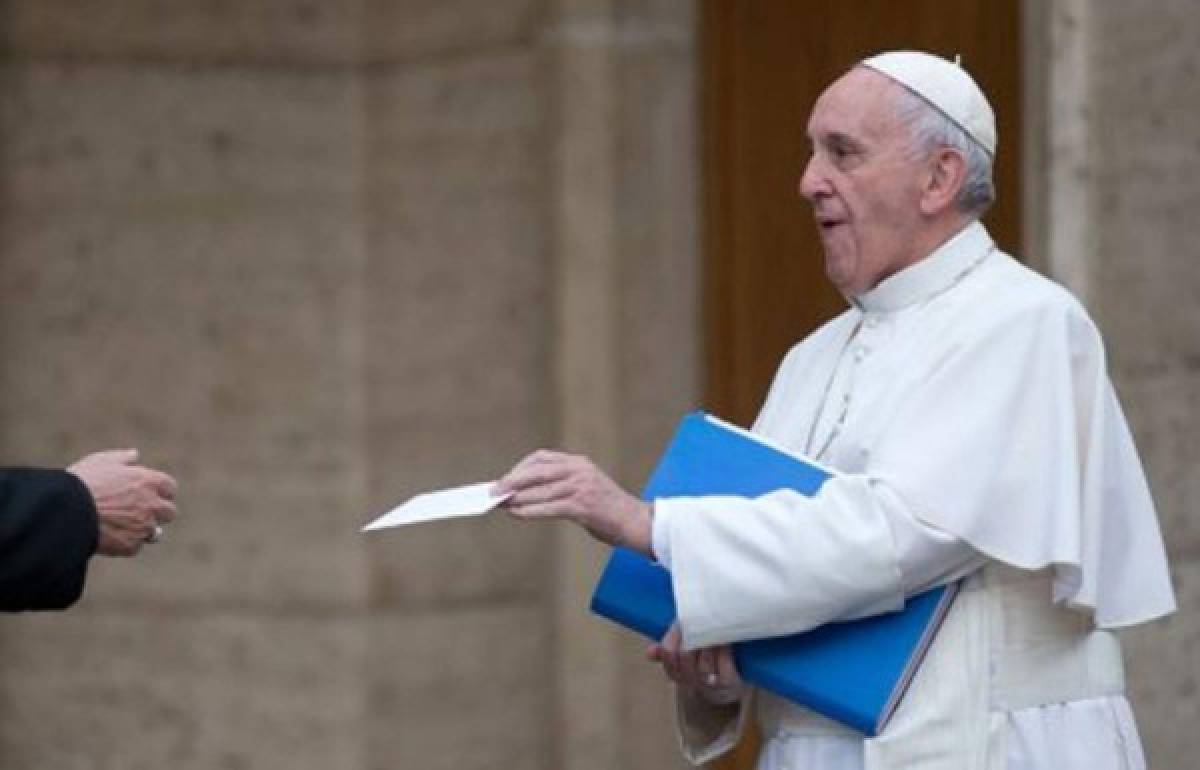 Papa Francisco desestima pregunta sobre el sida