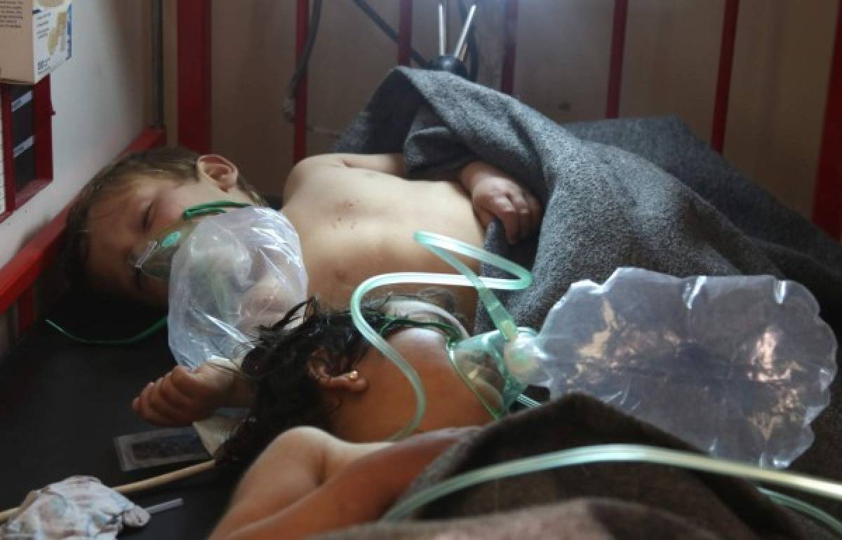Niños sirios reciben tratamiento después de un presunto ataque con gas tóxico en Khan Sheikhun, una ciudad controlada por los rebeldes en la provincia de Idlib, en el noroeste de Siria (Foto: Agencia AFP)