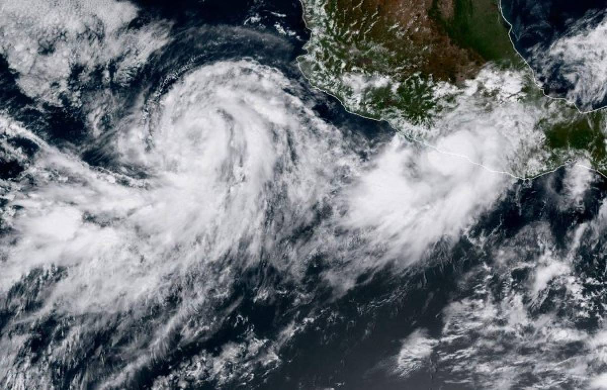 El huracán Max toca tierra en la costa del Pacífico mexicano