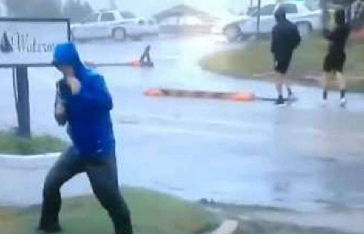 Periodista de Weather Channel finge que lucha contra el viento durante huracán Florence