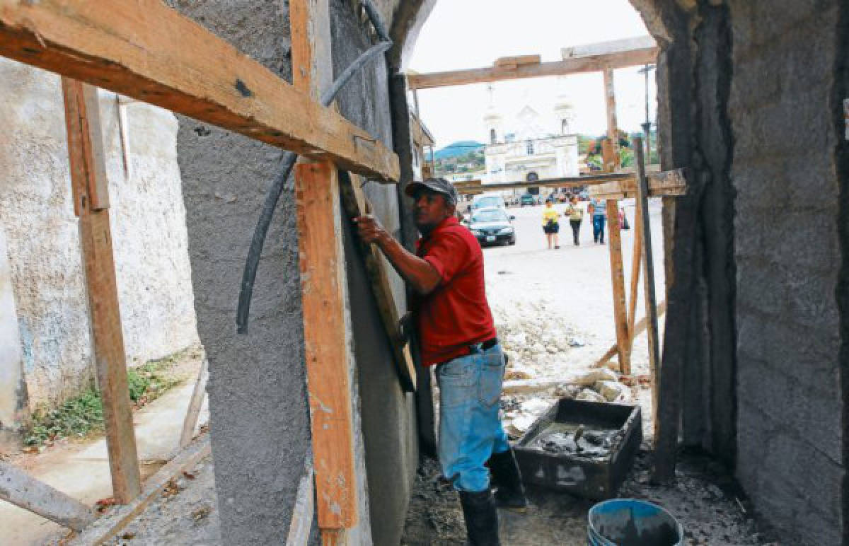 Indios laboríos edifican muro en honor a la Morena