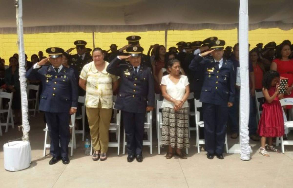 Presidente de Honduras encabeza ceremonia de ascensos policiales