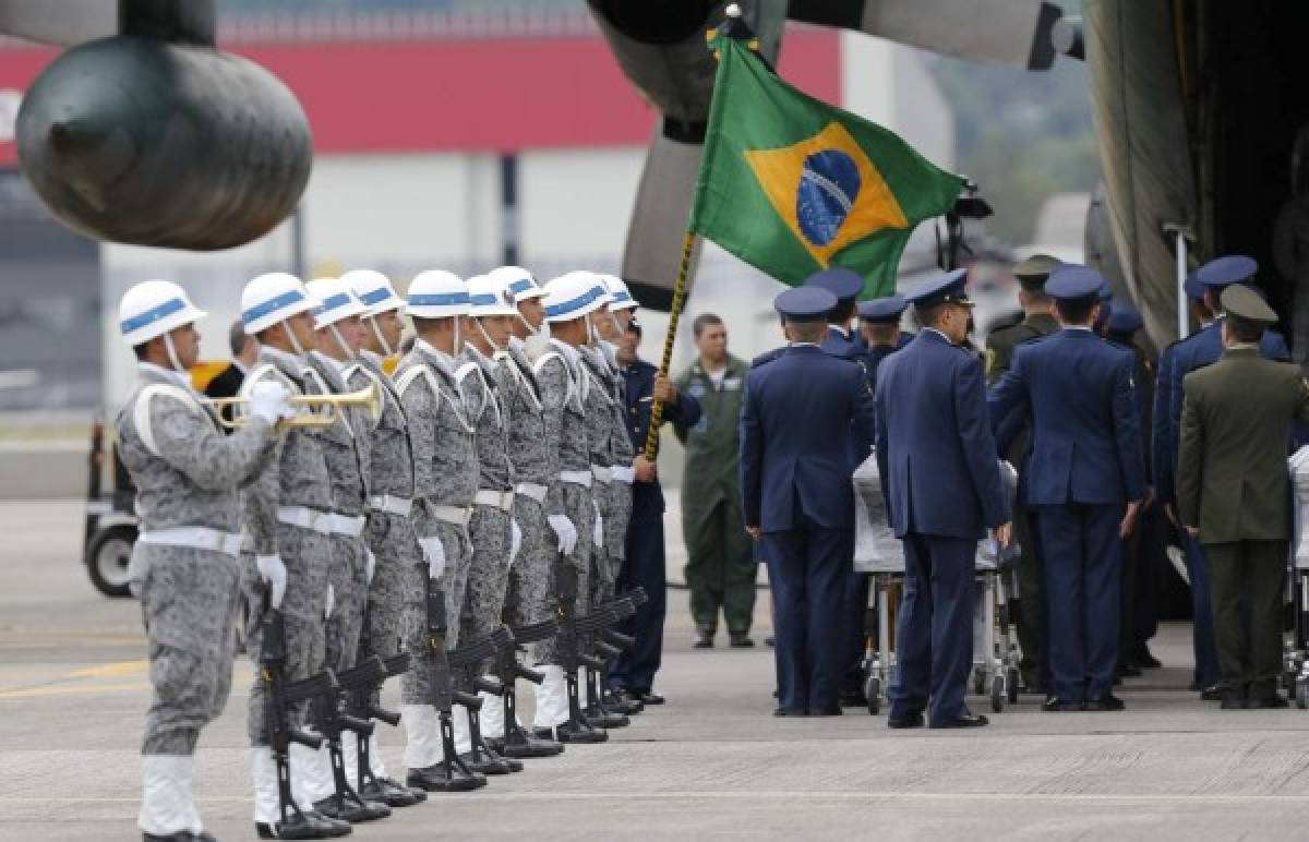 Salen a Brasil restos de fallecidos en accidente de avión del Chapecoense